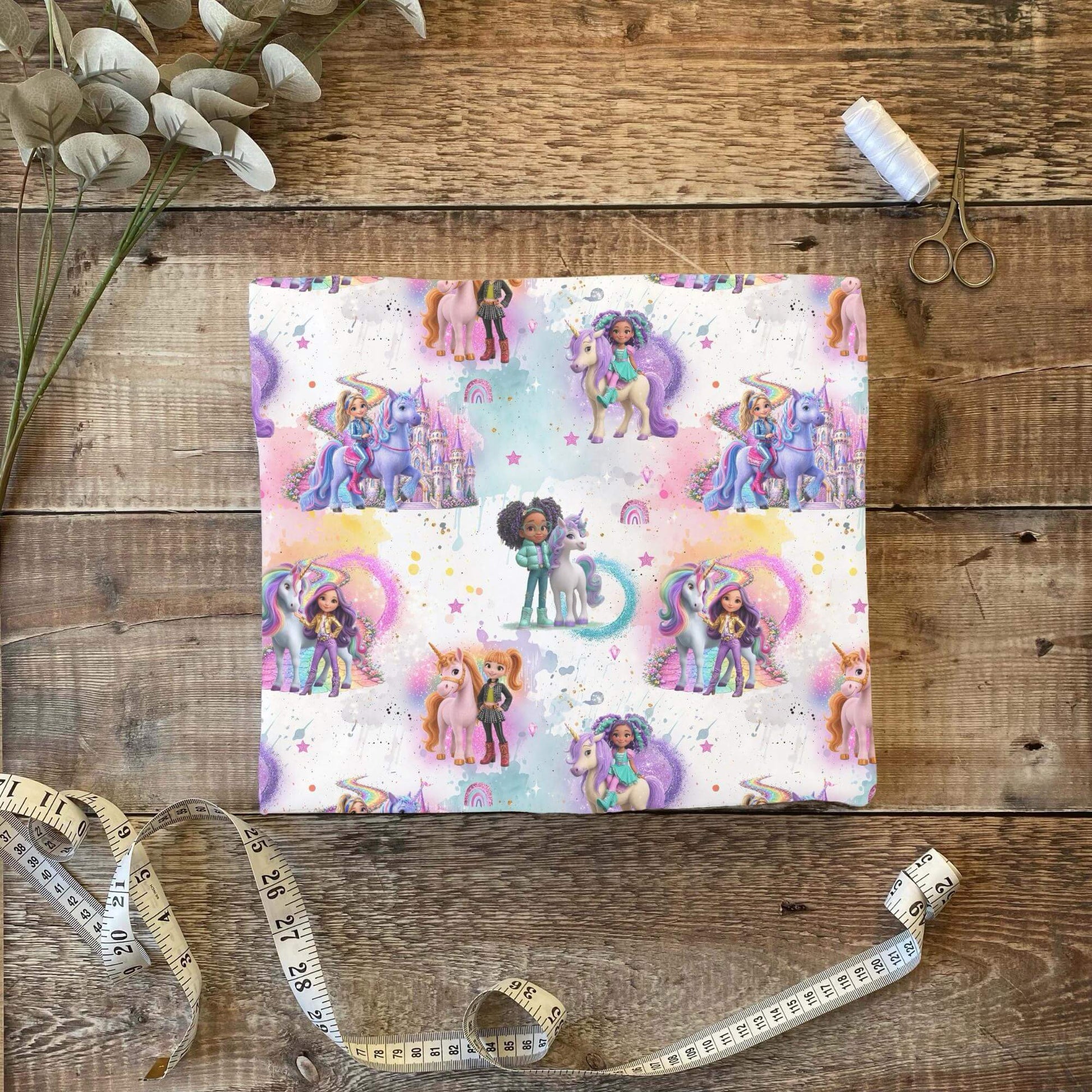 French Terry Stoff Magisches Einhorn auf Holzhintergrund für Kinderkleidung und Handmade Projekte
