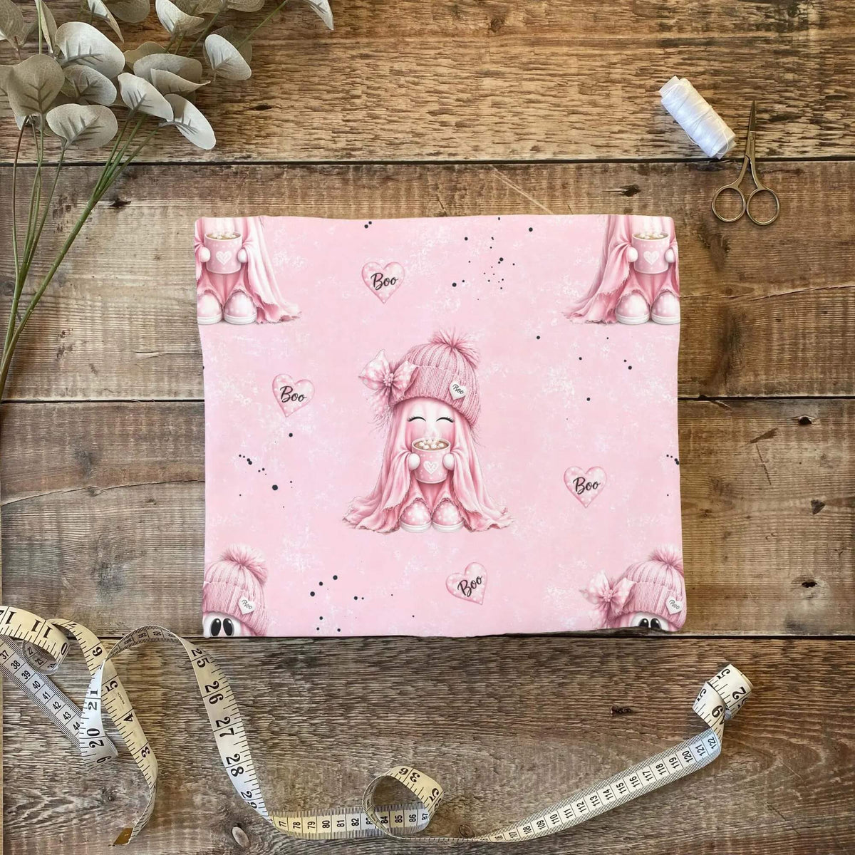 Pink Boo Stoffbündel dunkler Holztisch Nähzubehör