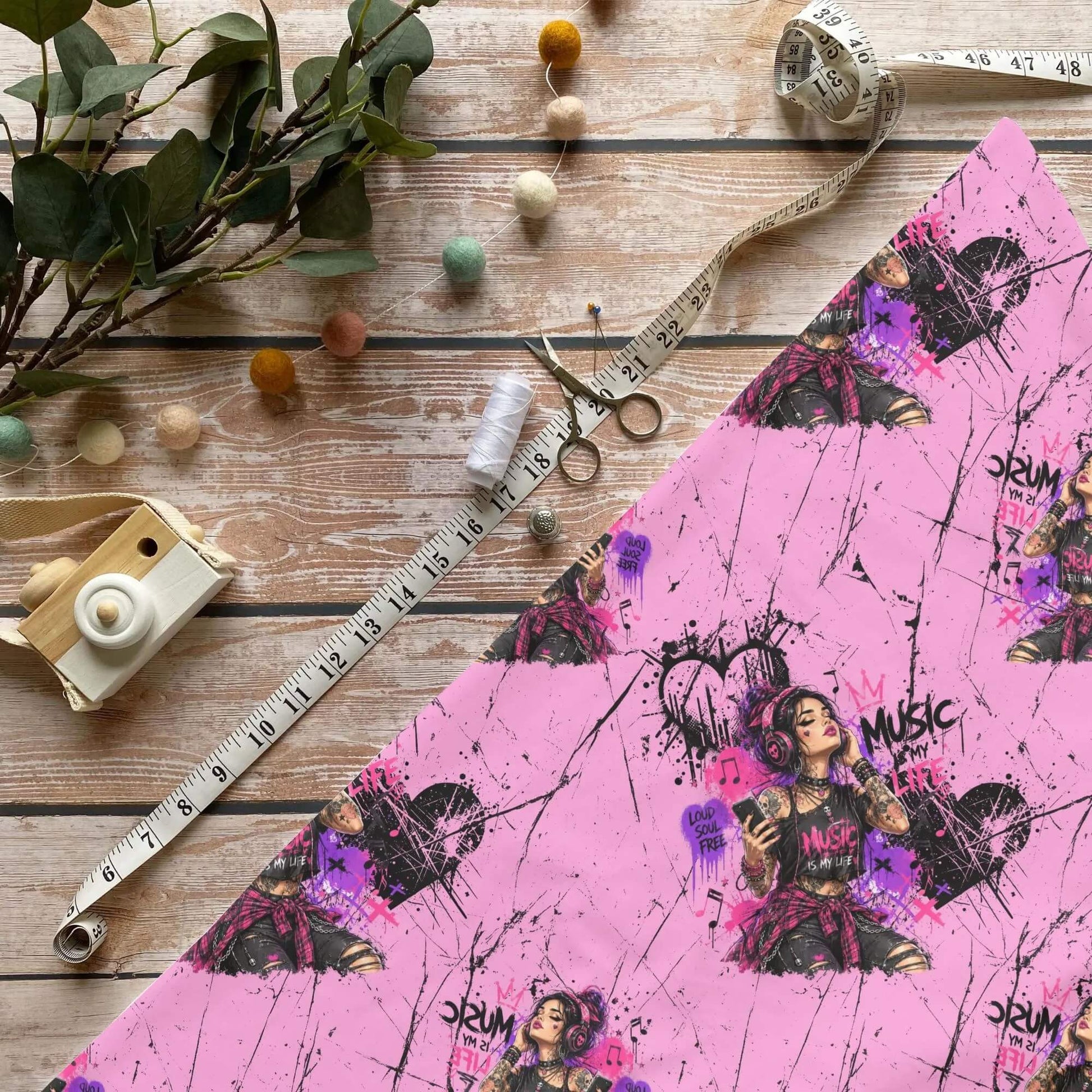 Pink Rebel Stoff Meterware mit Musik Graffiti Design in Pink und Lila

