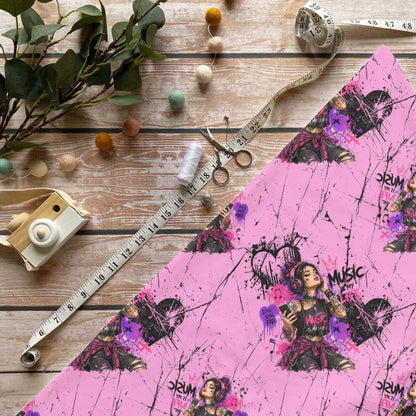Pink Rebel Stoff Meterware mit Musik Graffiti Design in Pink und Lila
