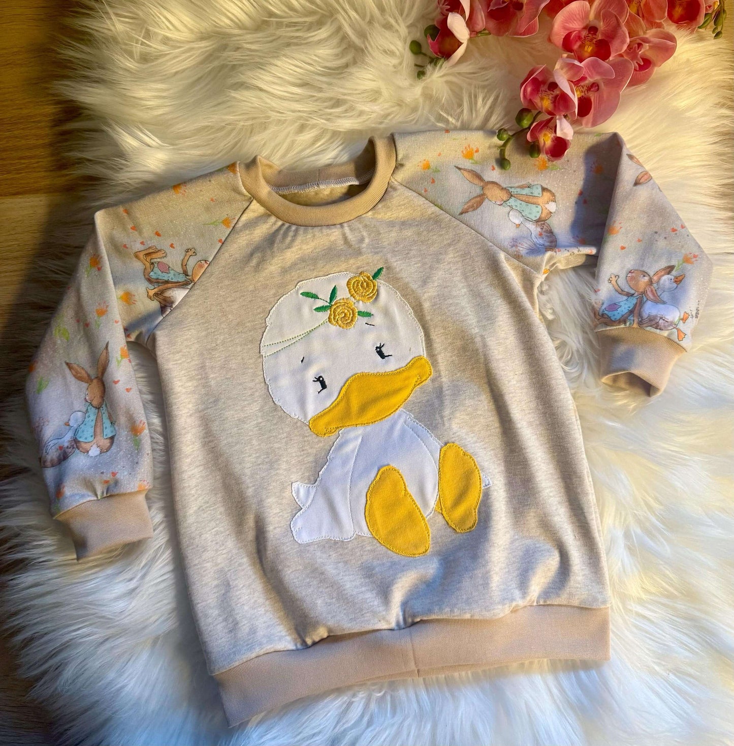 Beige Raglan Pullover Größe 92 mit Enten Stickbild
