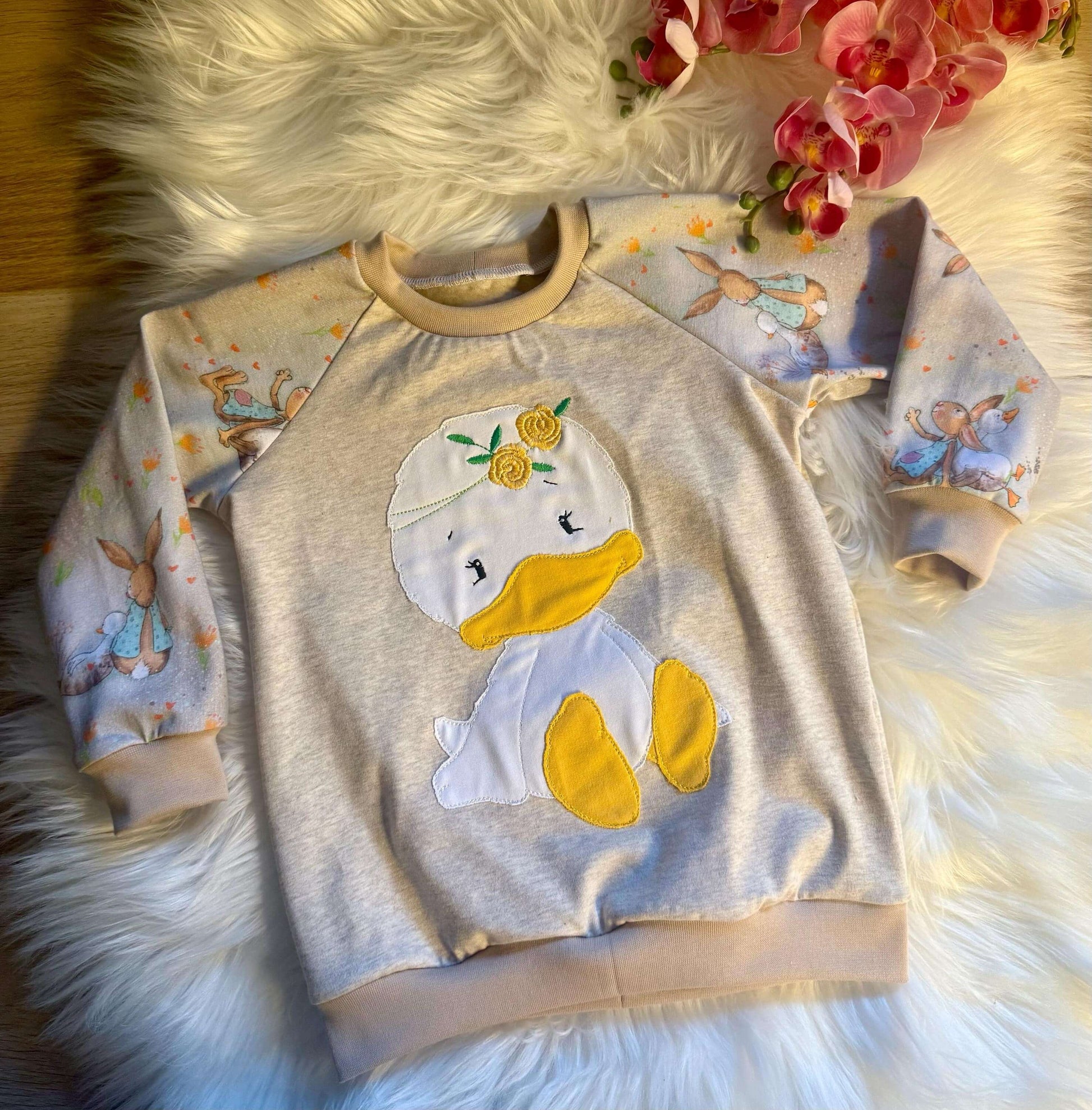 Beige Raglan Pullover Größe 92 mit Enten Stickbild
