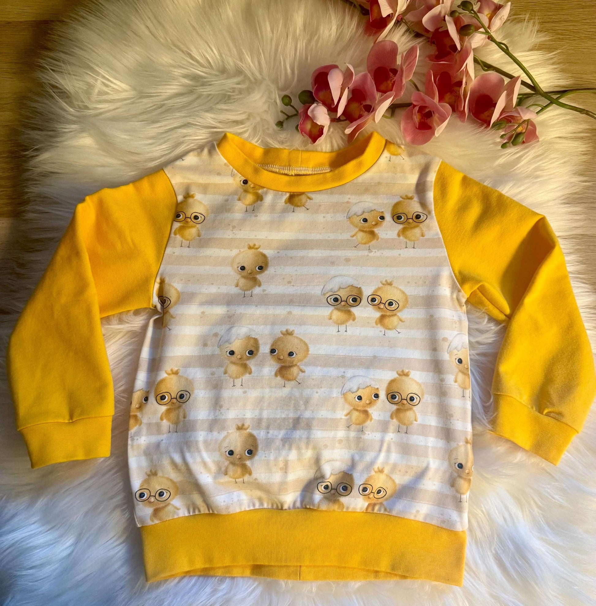 Gelber Kinderpullover Größe 92 mit Kükenprint
