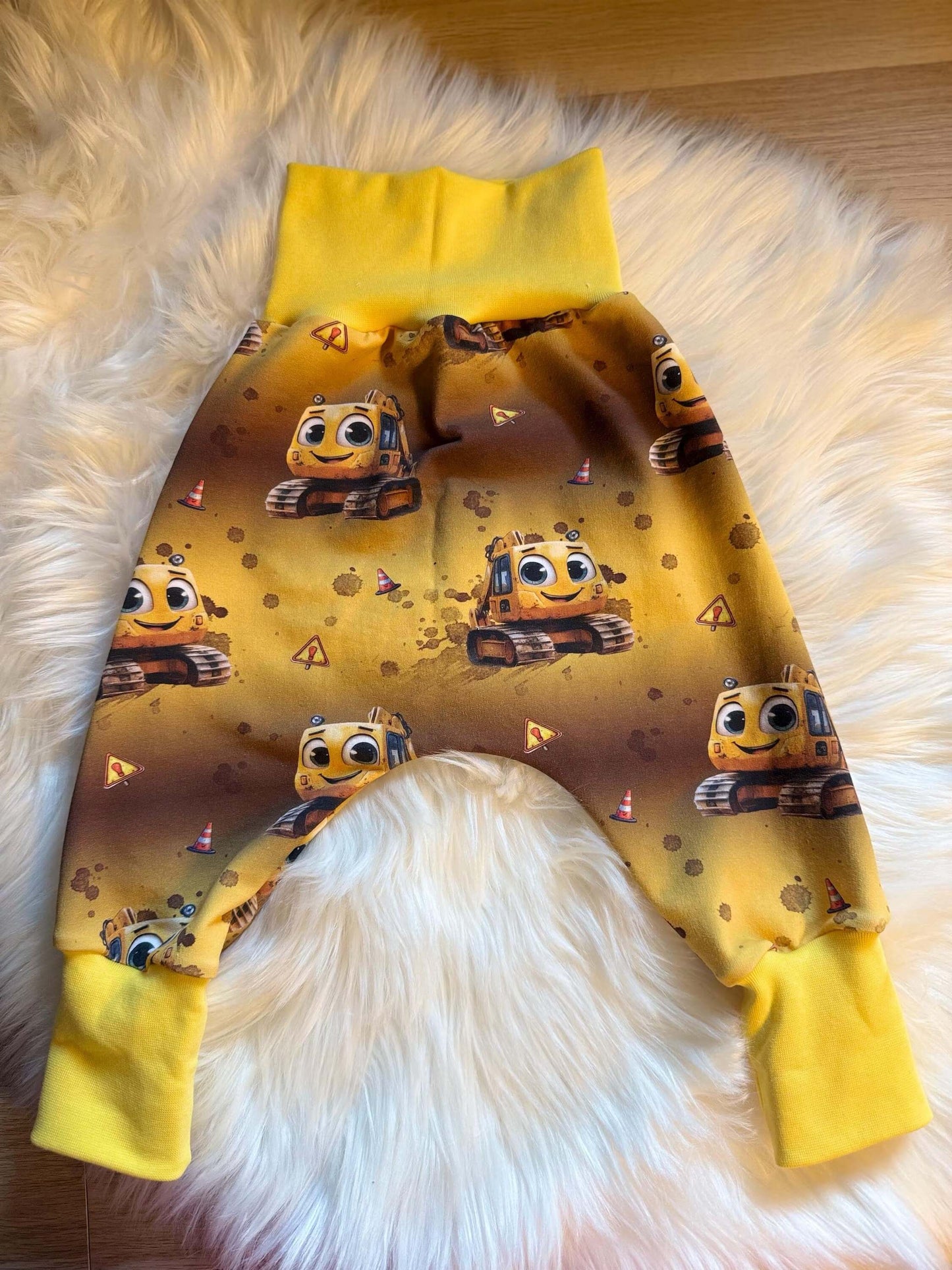 Kinderhose mit Baggern, gelbem Bund und Blumen Deko