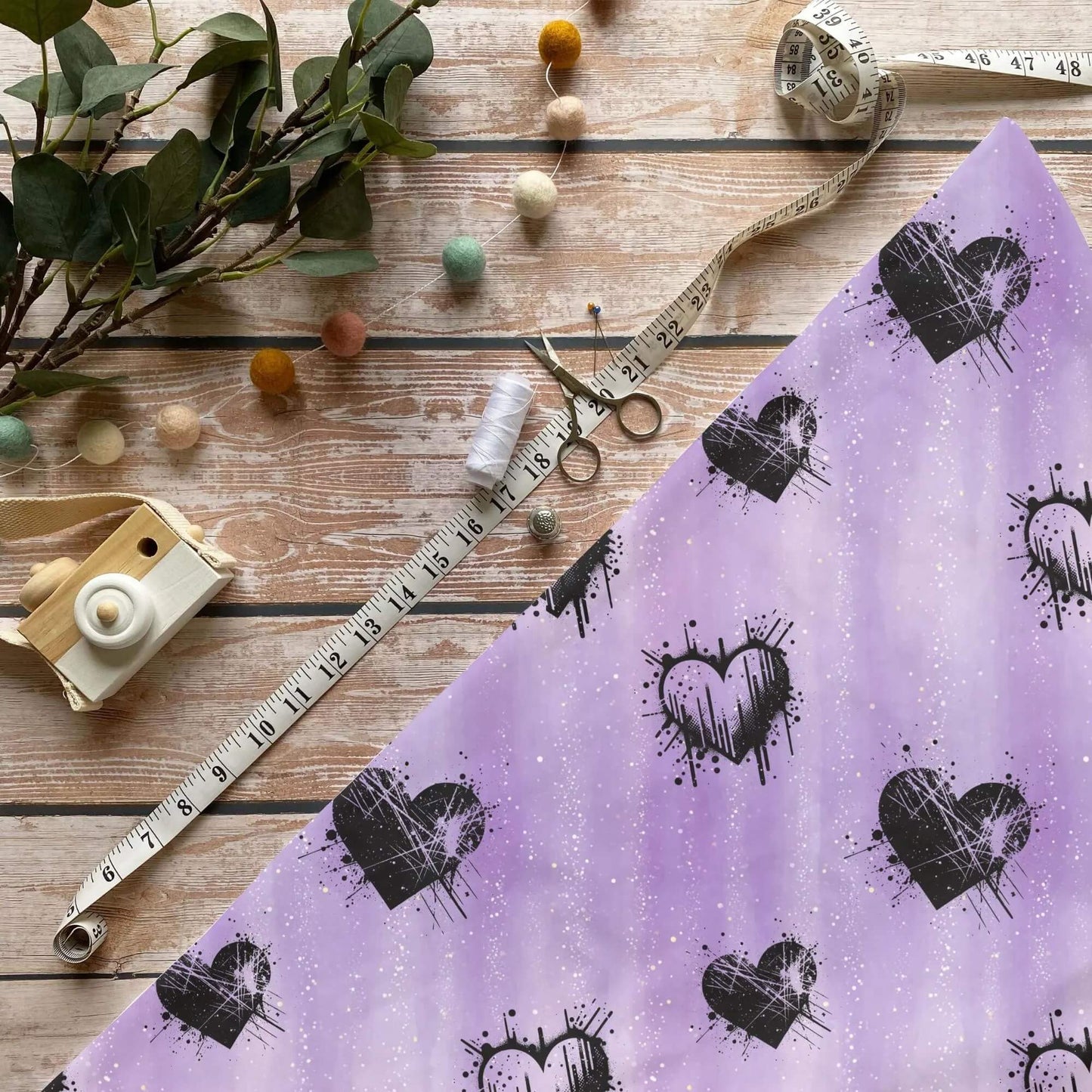 Purple Rebel Stoff Meterware mit schwarzen Grunge Herzen auf lila Hintergrund OEKO TEX 100
