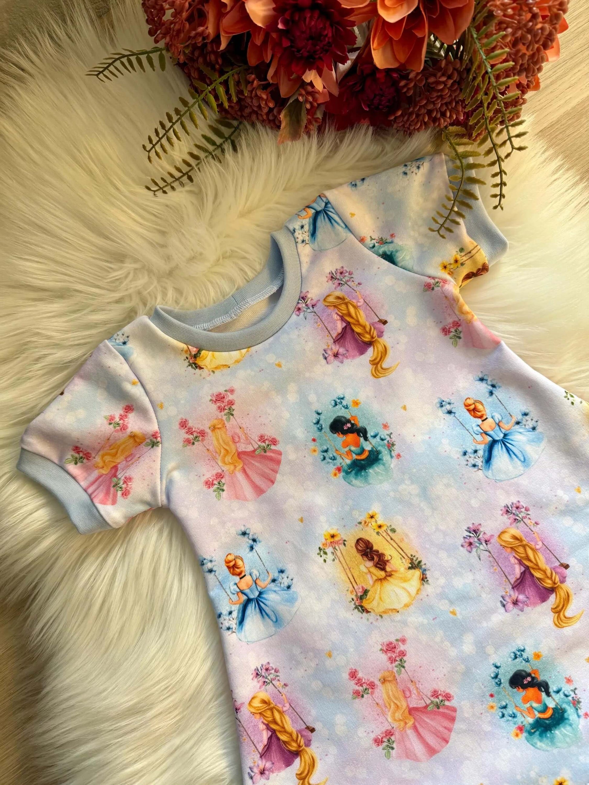 Prinzessinnen Kleid Größe 80 Rückansicht auf Fell fotografiert
