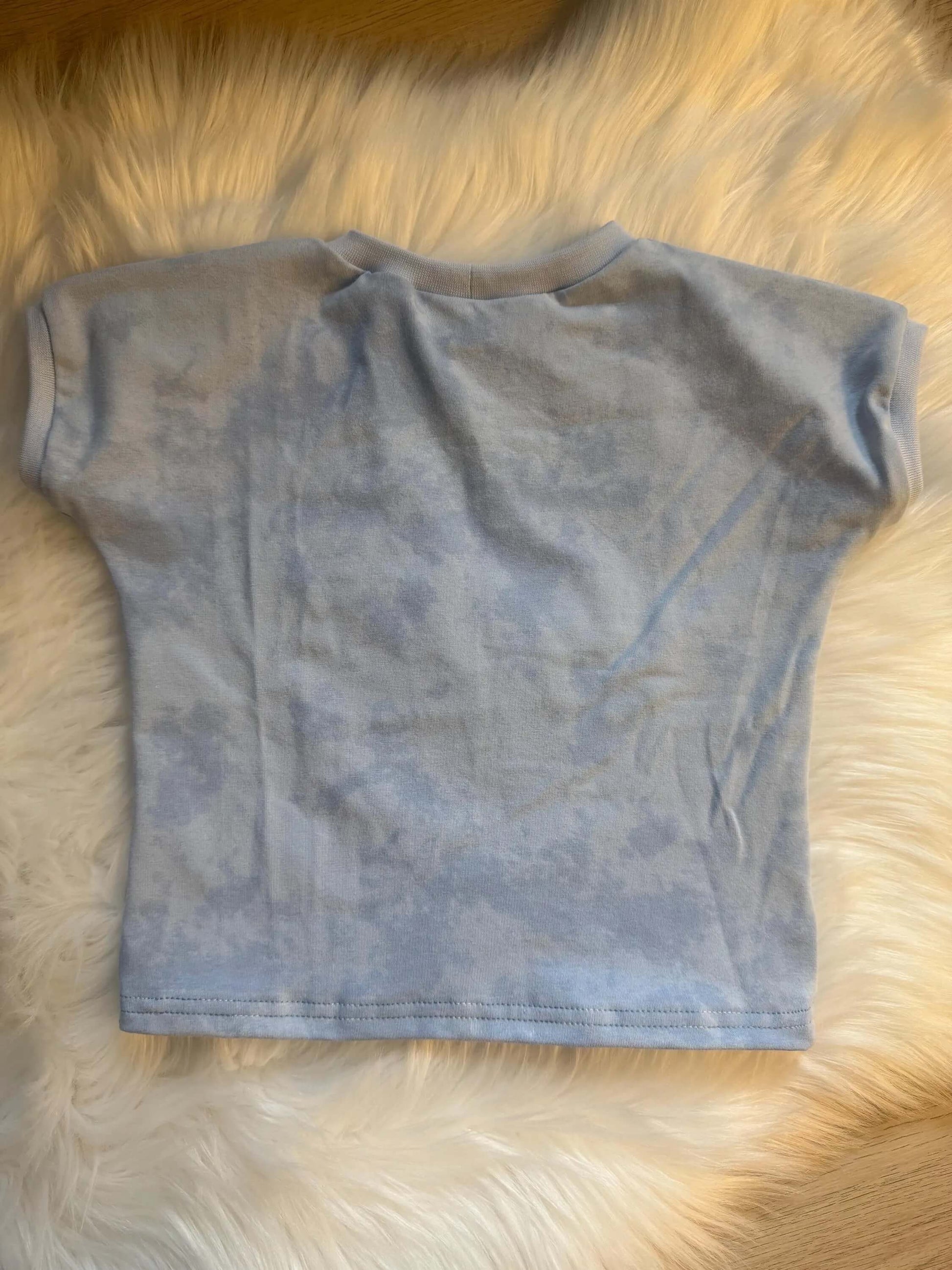 T‑Shirt mit Hals‑ und Armbündchen, Hose mit Coverlock‑Saum
