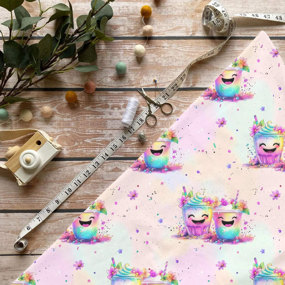 Rainbow Smoothies Kinderstoff Meterware mit lachenden Smoothie-Bechern in Regenbogenfarben, OEKO-TEX 100 Jersey Mädchenstoff für Baby- und Kindermode