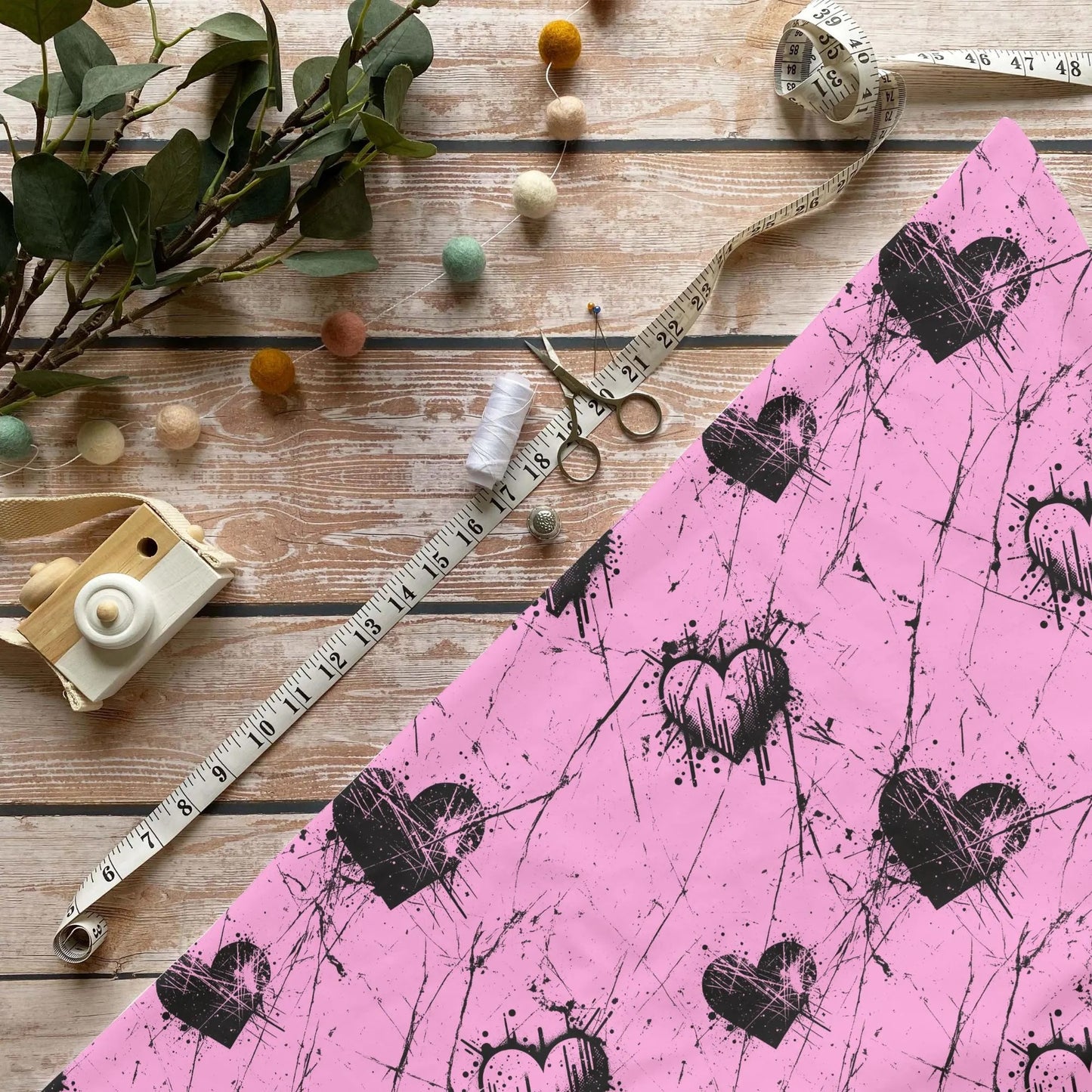 Rebel Heart Stoff Meterware mit schwarzen Herzen auf rosa Hintergrund aus OEKO TEX 100 zertifizierten Kinderstoffen
