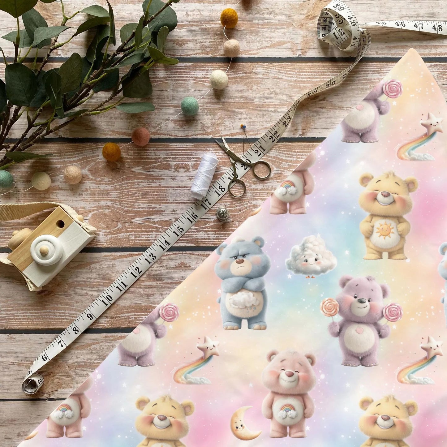 Regenbogen Bär Jersey mit bunten Bärenmotiven auf Pastellhintergrund
