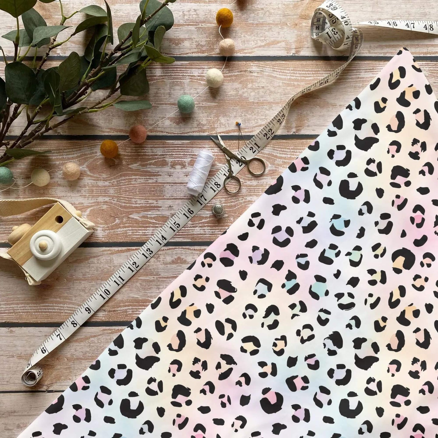 Regenbogen Leo Flecken Jersey Stoff mit Animalprint auf pastellfarbenem Hintergrund