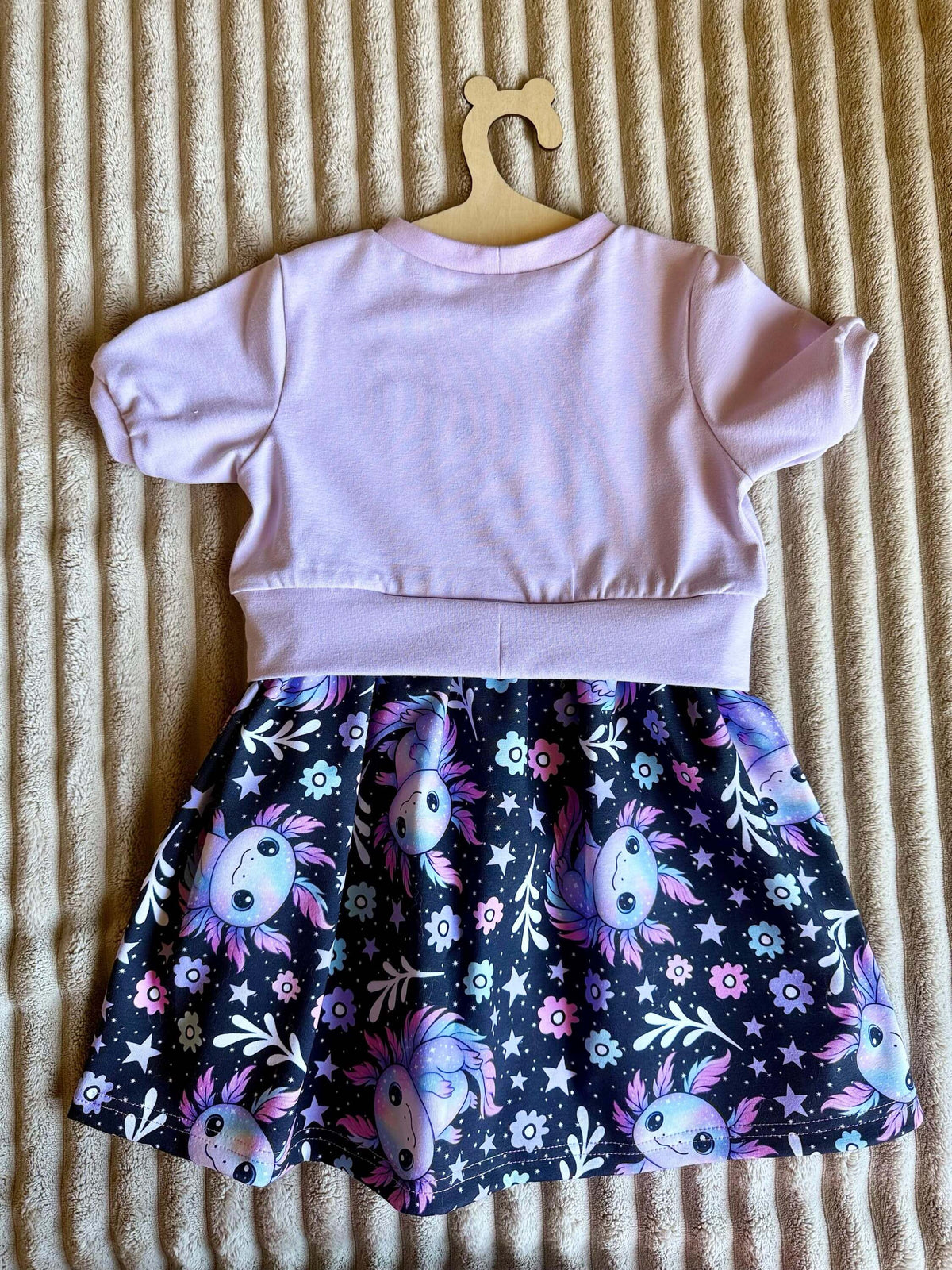 Rock mit dunklem Axolotl-Stoffmuster, Sterne- und Blumendetails