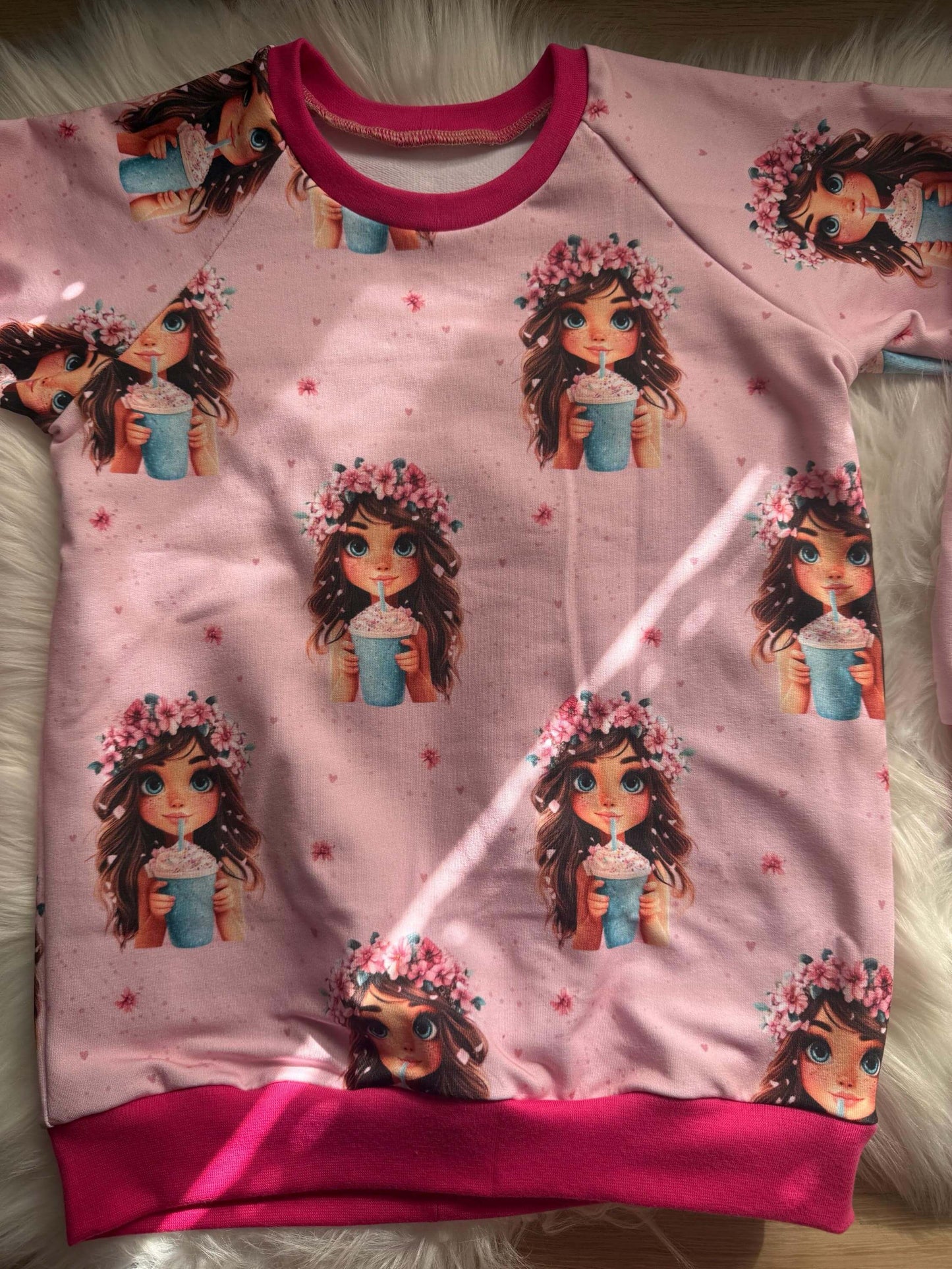 Detailaufnahme des Smoothie Mädchen Stoffmusters
