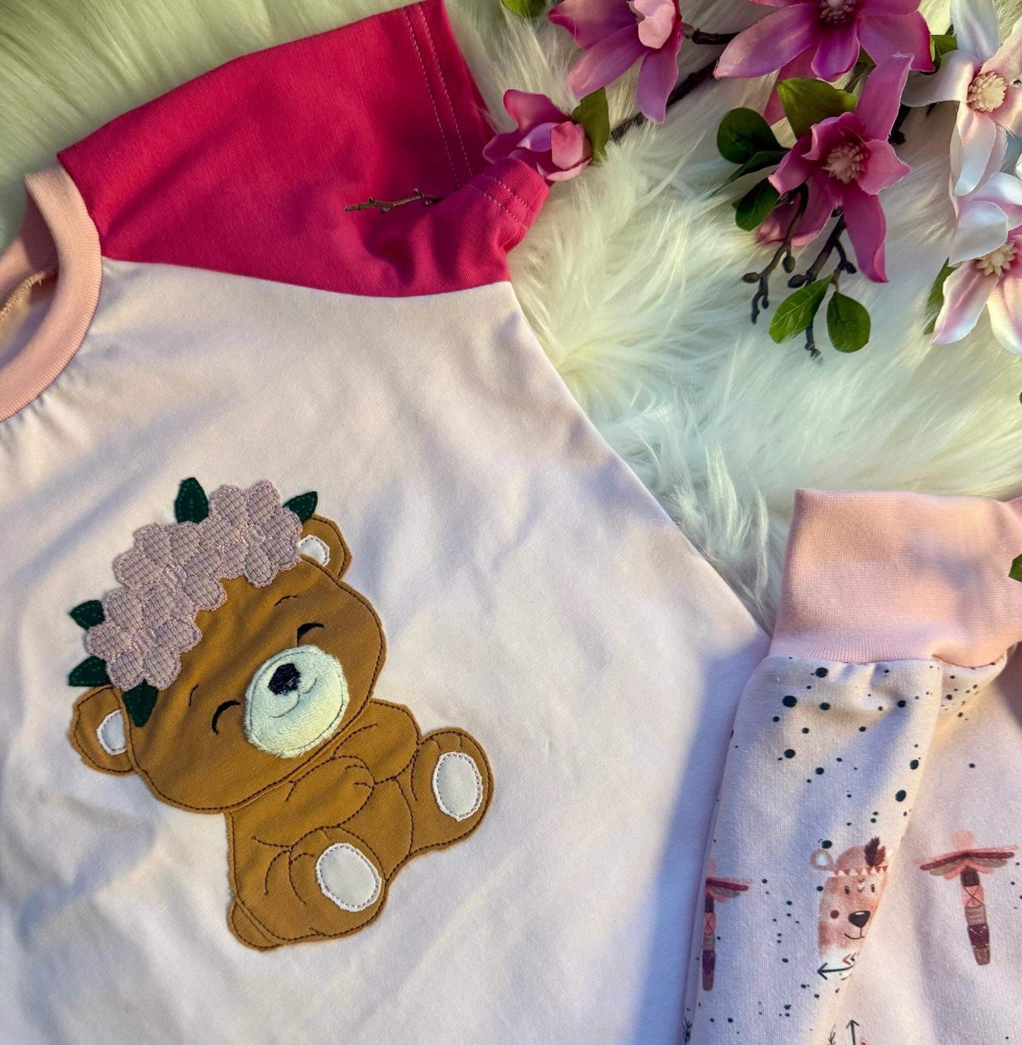 Bär Stickmotiv mit floraler Deko – ideal für Handmade Projekte