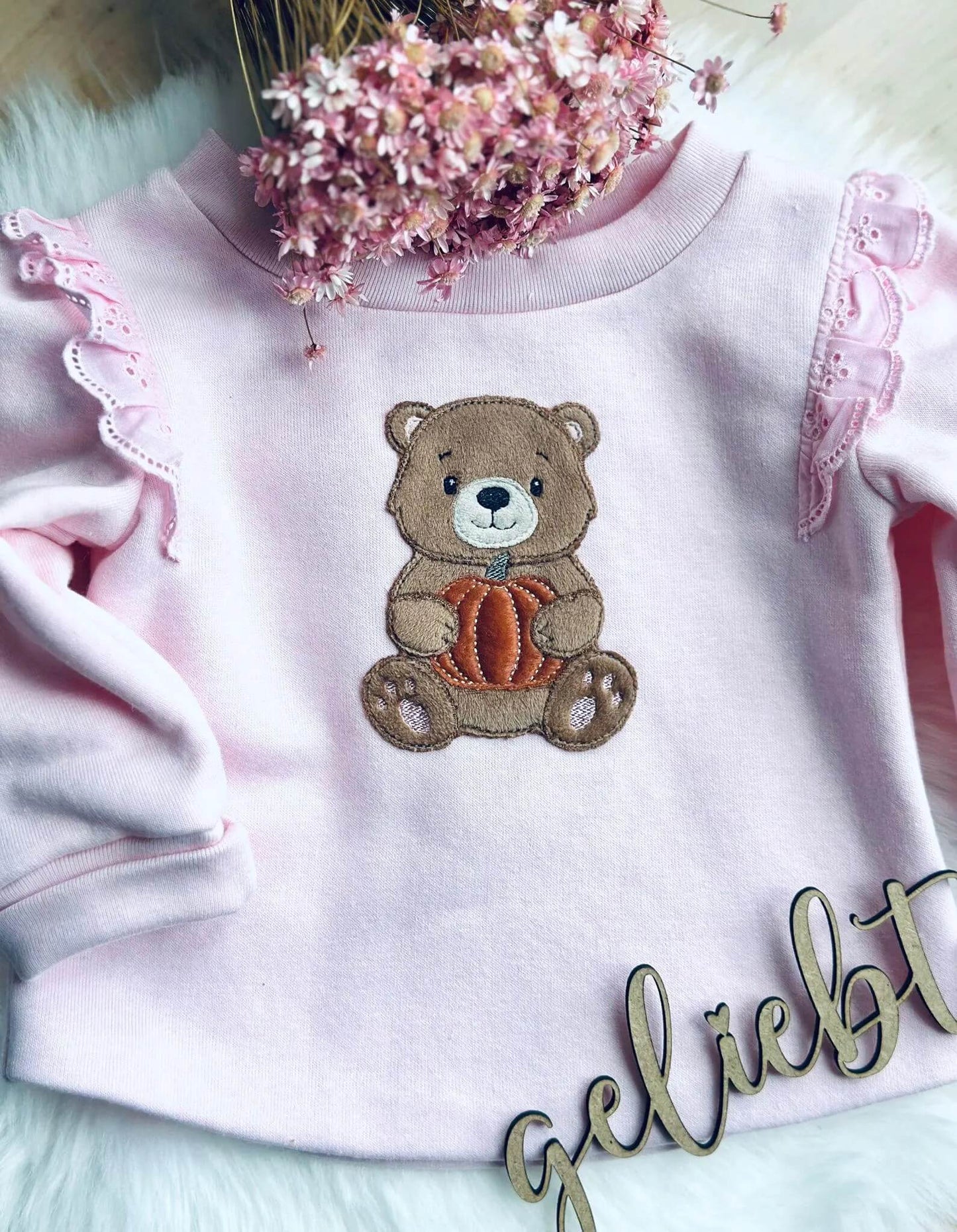 Herbstlicher Bär Stickmotiv – ideal für Kinderkleidung