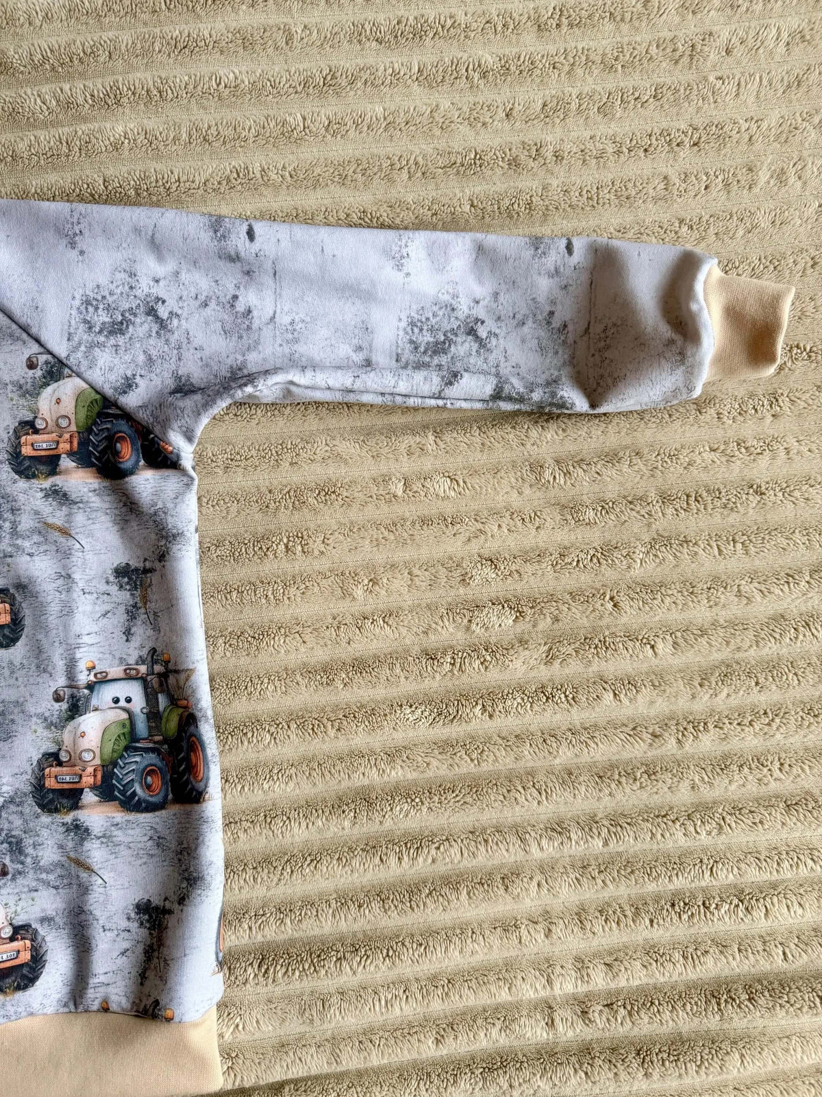 Detailansicht Armbündchen am Raglan Pullover Traktor