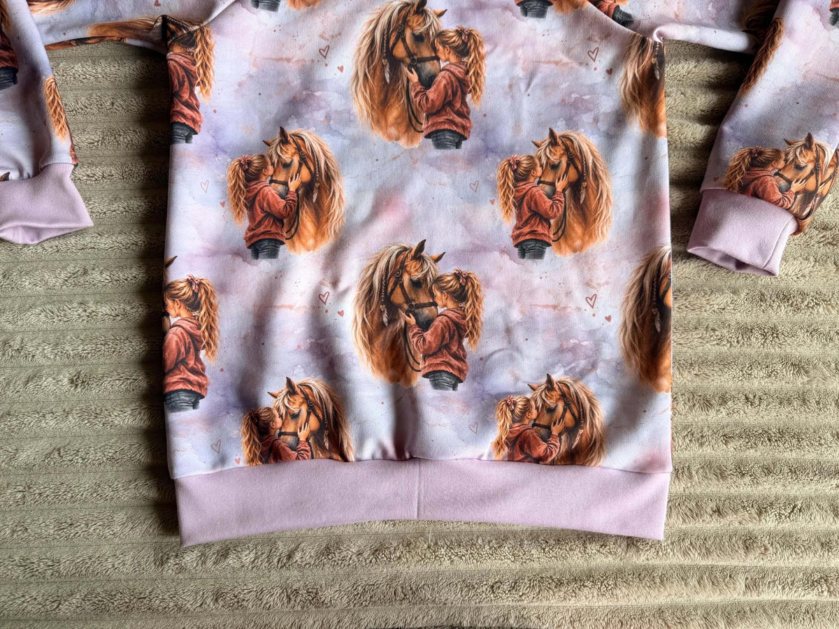 Detailansicht lila Saumbündchen am Raglan Pullover Herzenspferd