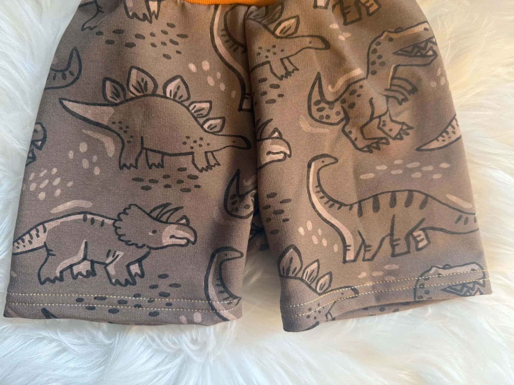 Kurze Hose Größe 86 mit Dino‑Print und Bauchbündchen
