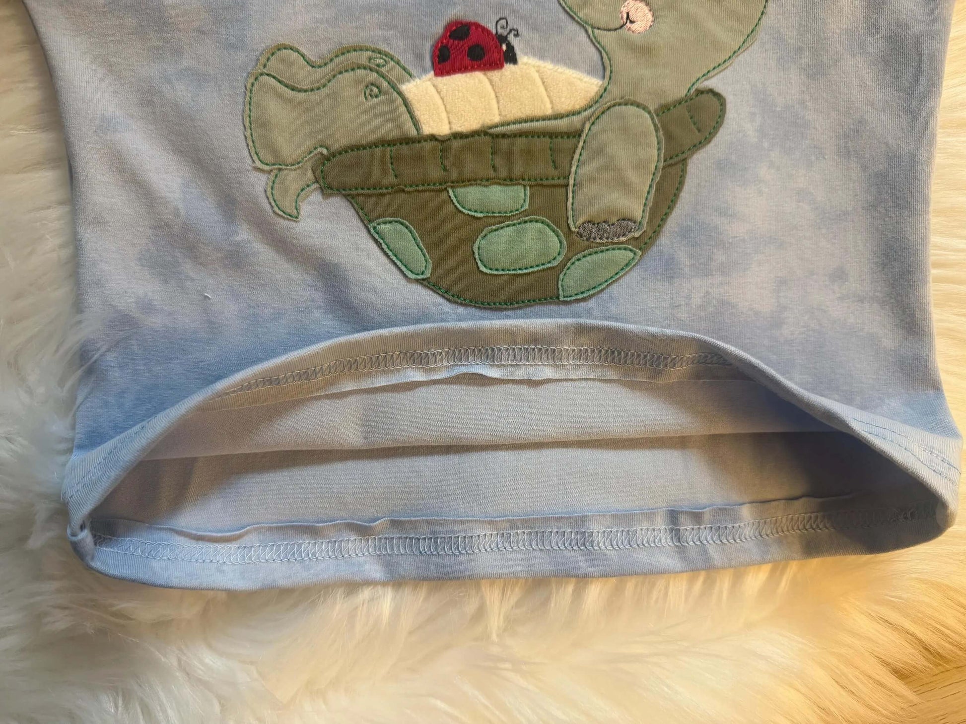 Detailaufnahme des Meerestiere‑Stoffmusters
