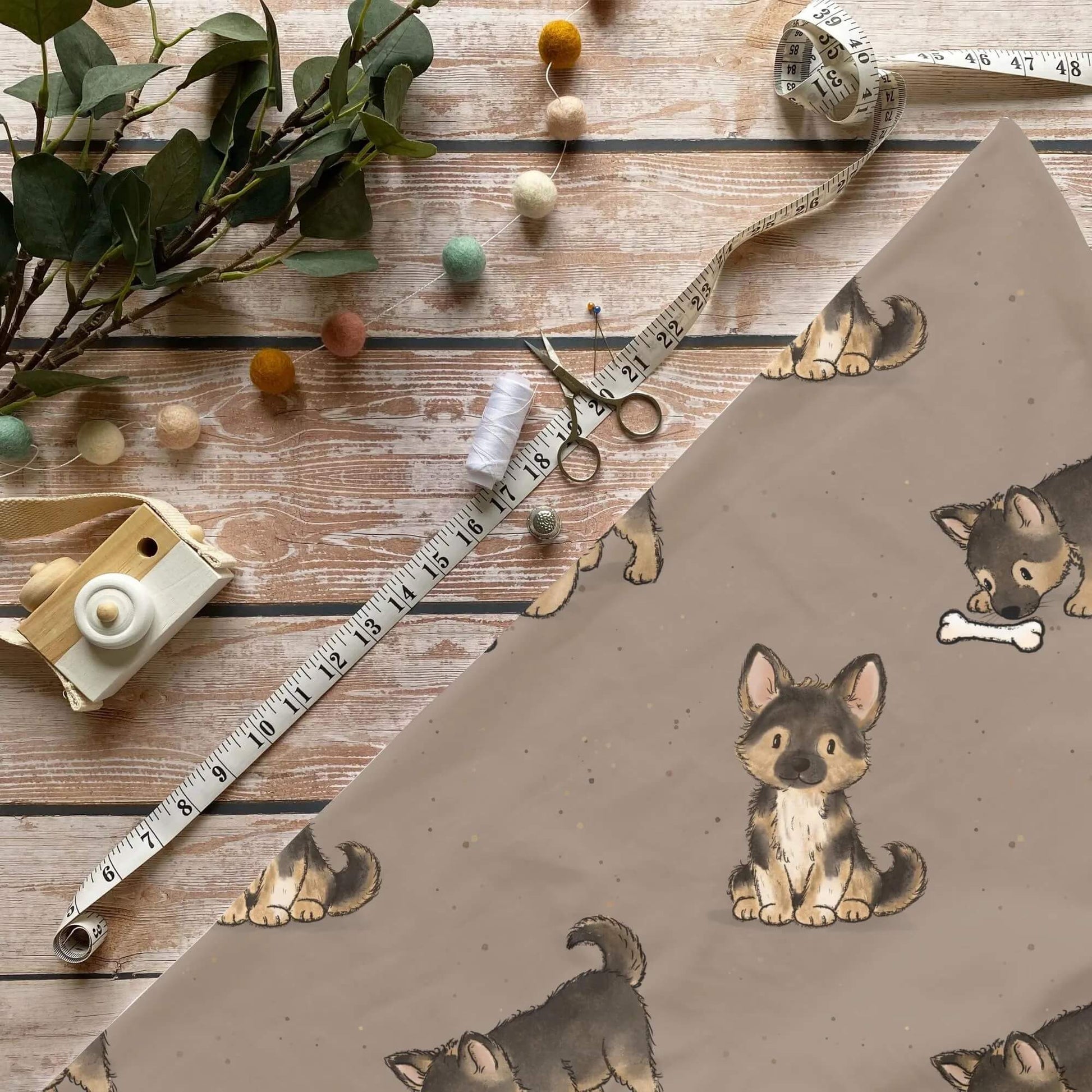 Schäferhund Jersey mit niedlichem Welpenmotiv auf warmem Hintergrund
