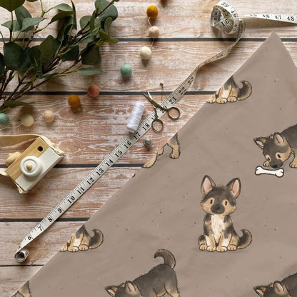 Schäferhund Jersey mit niedlichem Welpenmotiv auf warmem Hintergrund
