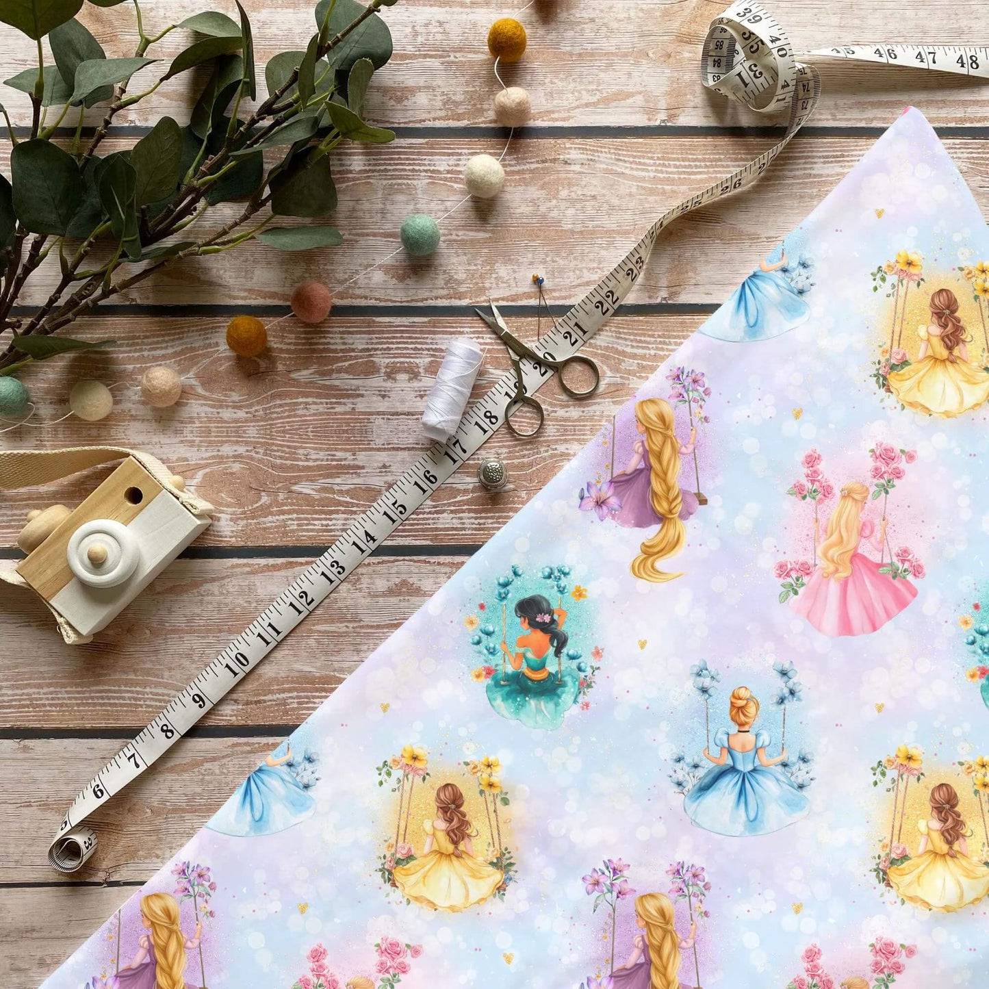Schaukelnde Prinzessin French Terry mit Prinzessinnenmotiv auf pastellfarbenem Hintergrund