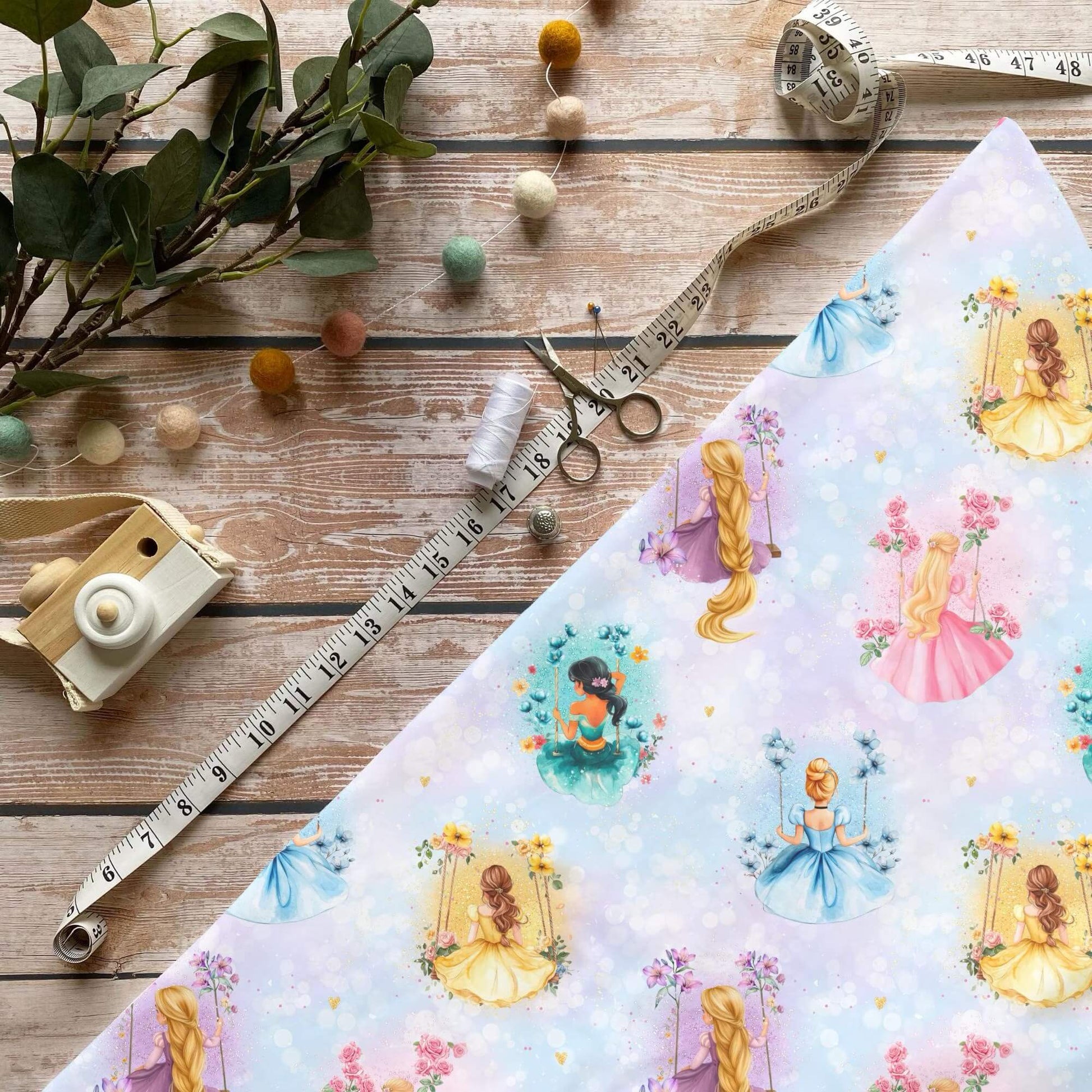 Schaukelnde Prinzessin French Terry mit Prinzessinnenmotiv auf pastellfarbenem Hintergrund