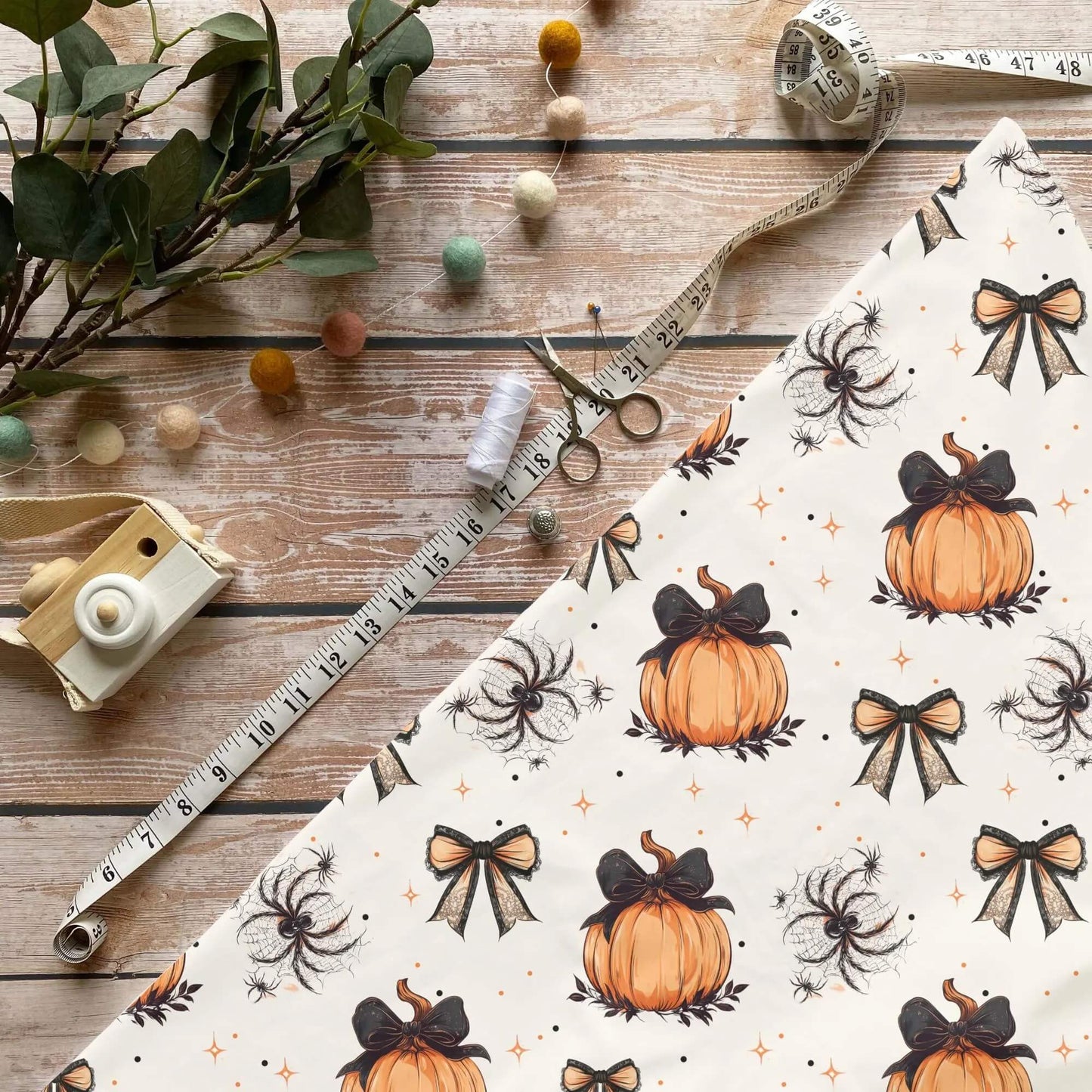 Schleifenkürbis Kinderstoff Meterware mit Halloween Kürbis und Schleife Motiv, OEKO-TEX 100 Jersey Stoff für Baby- und Kindermode