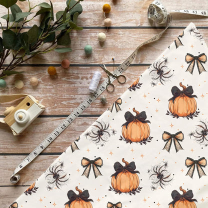 Schleifenkürbis Kinderstoff Meterware mit Halloween Kürbis und Schleife Motiv, OEKO-TEX 100 Jersey Stoff für Baby- und Kindermode