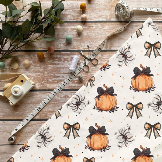 Schleifenkürbis Kinderstoff Meterware mit Halloween Kürbis und Schleife Motiv, OEKO-TEX 100 Jersey Stoff für Baby- und Kindermode