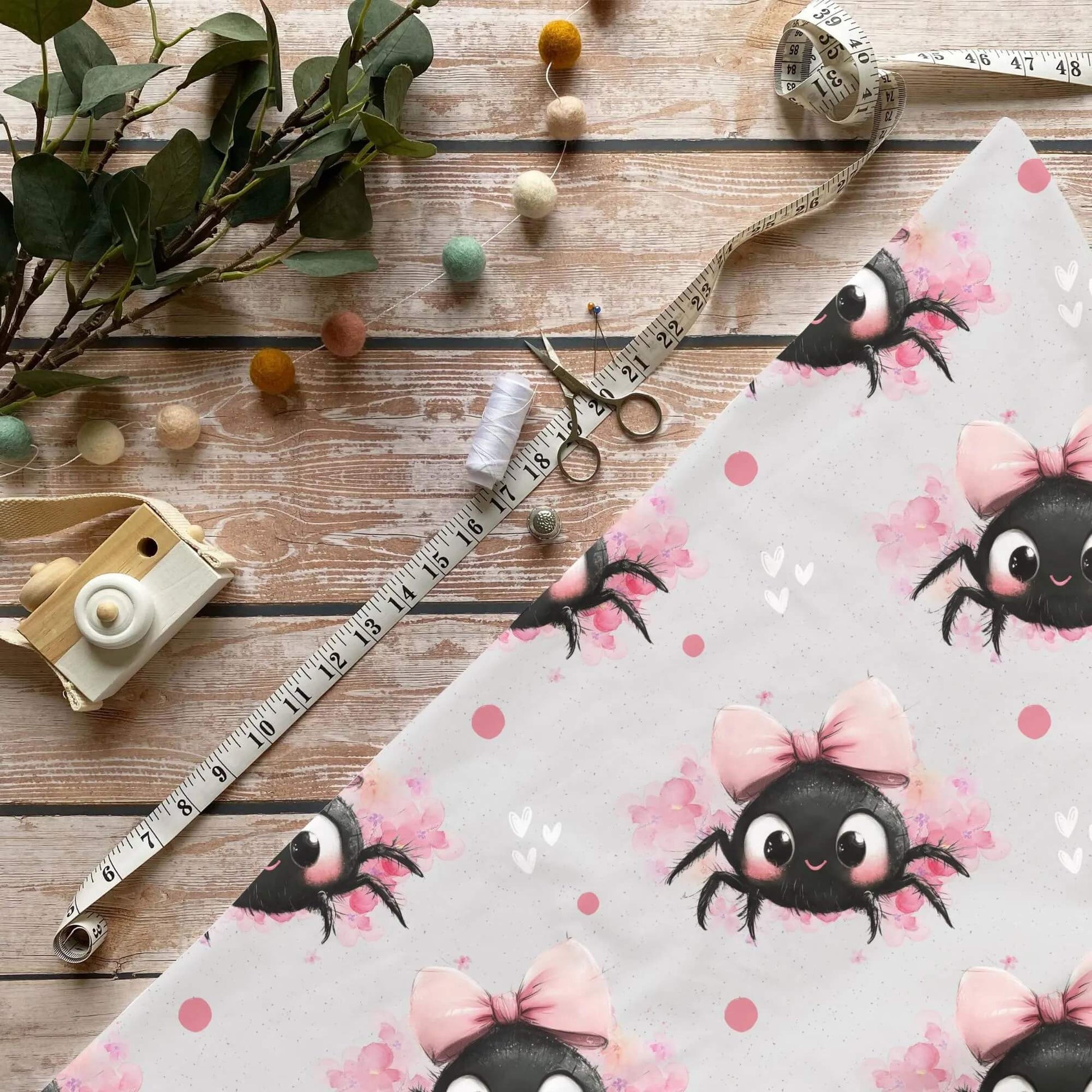 Schleifenspinne Stoff Meterware mit niedlicher Kawaii Spinne und rosa Schleife für Kinderstoffe und Babystoffe
