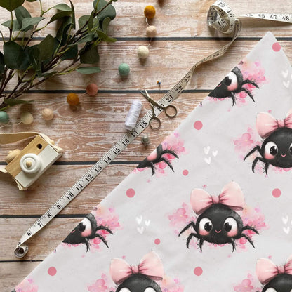 Schleifenspinne Stoff Meterware mit niedlicher Kawaii Spinne und rosa Schleife für Kinderstoffe und Babystoffe
