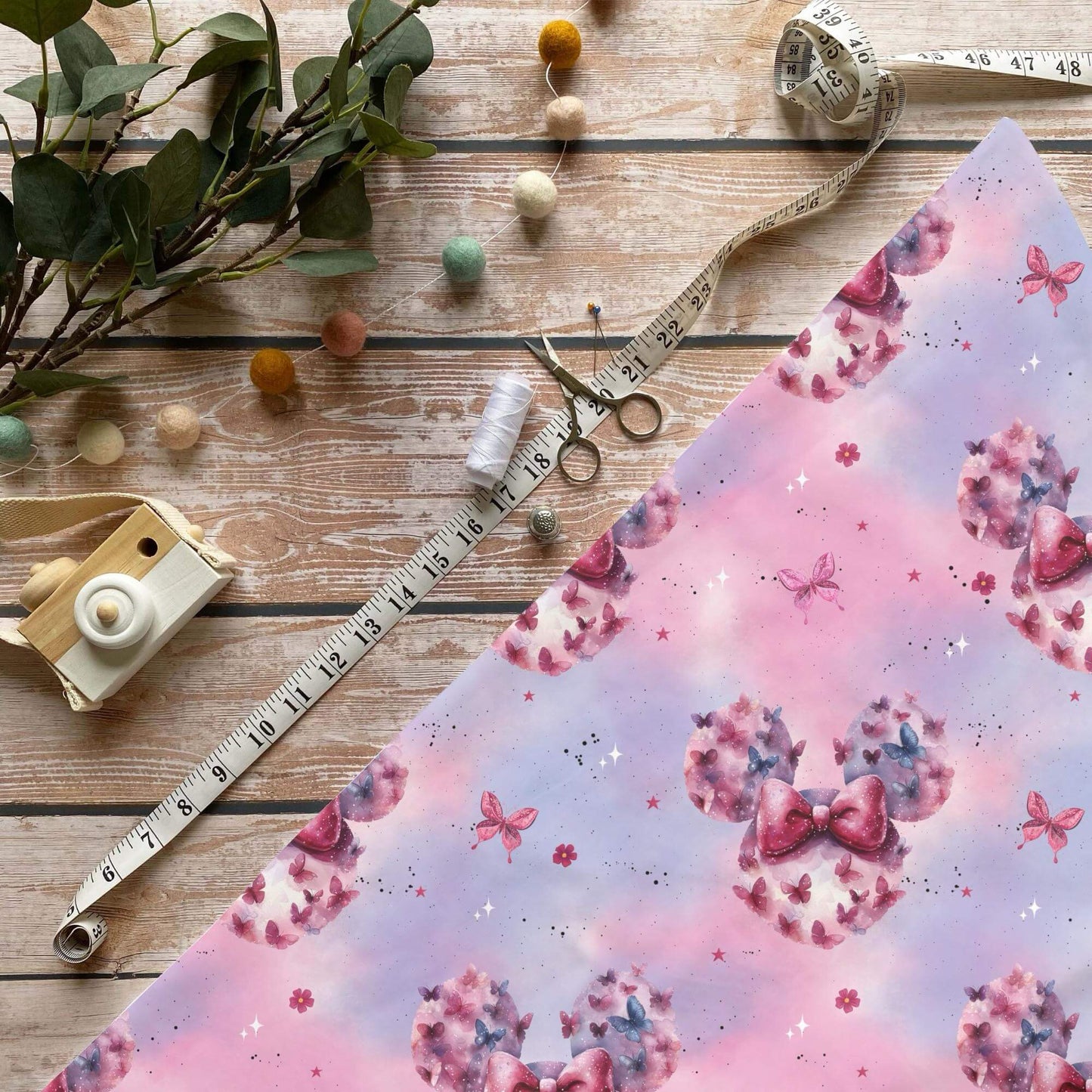 Schmetterlingstraum Stoff Meterware mit Schmetterlingen und rosa Schleife
