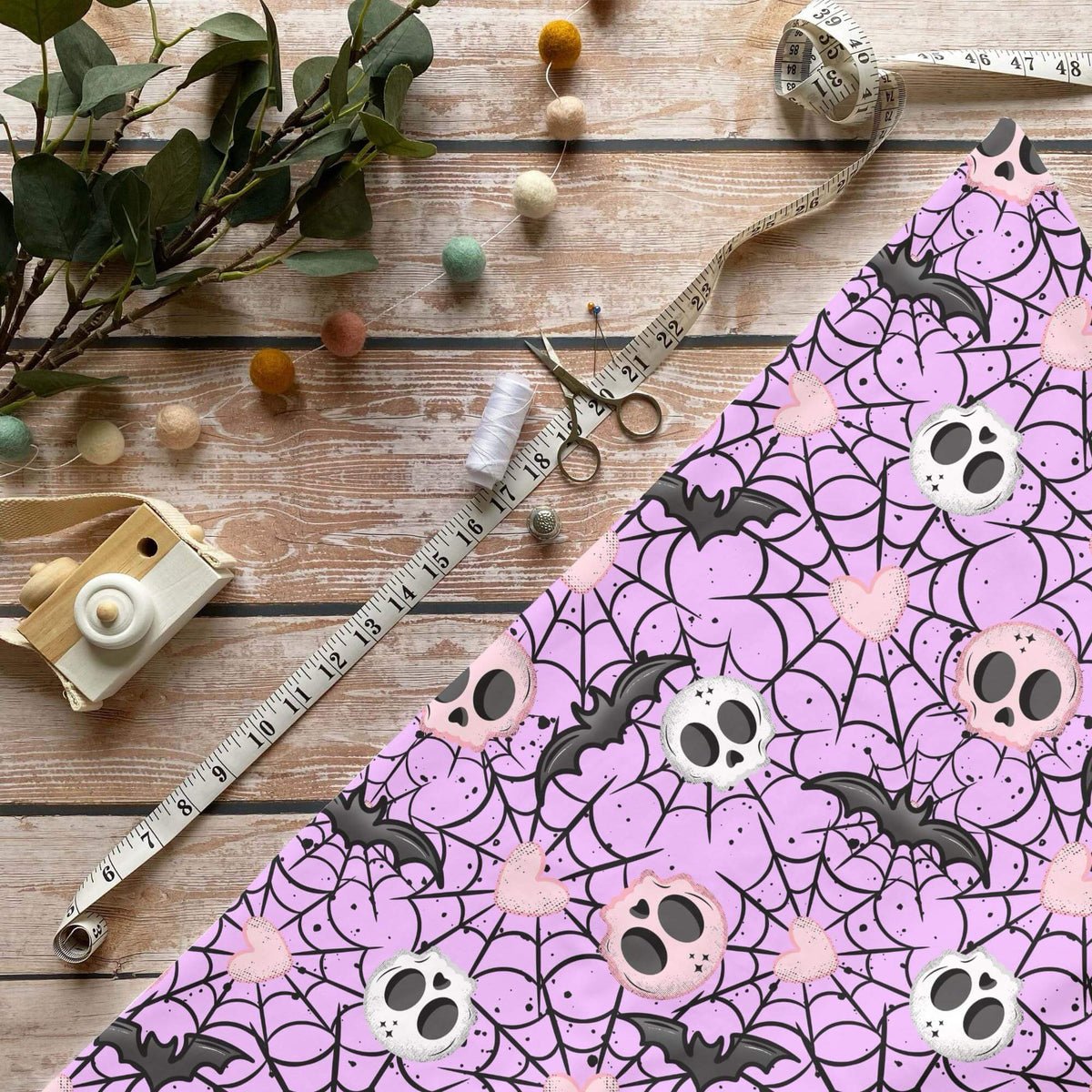 Skull Love Kinderstoff Meterware mit Totenkopf, Spinnennetz und Herzen Motiv in Flieder, OEKO-TEX 100 Jersey Mädchenstoff für Baby- und Kindermode