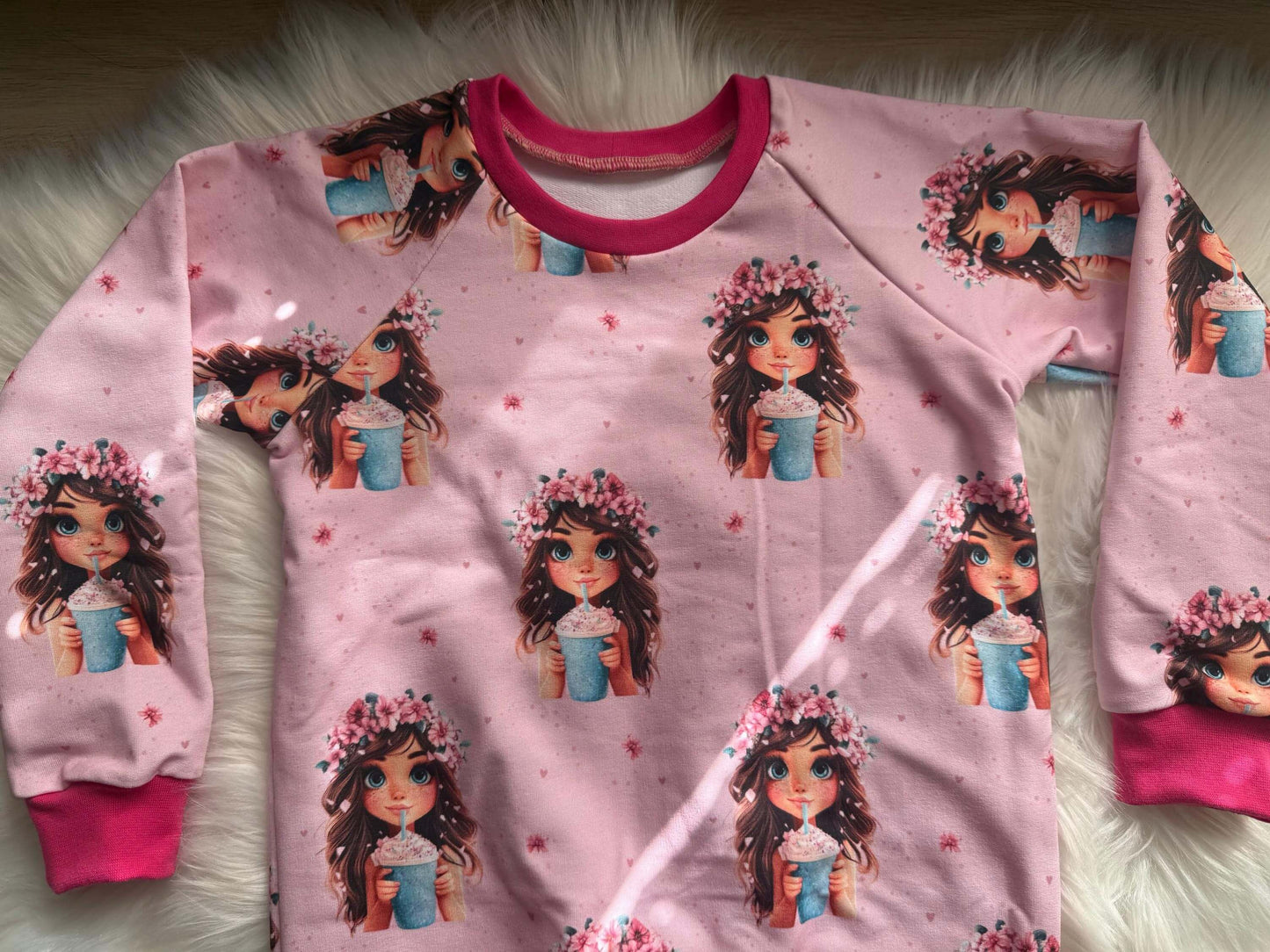 Handmade Pullover mit Smoothie Mädchen Muster
