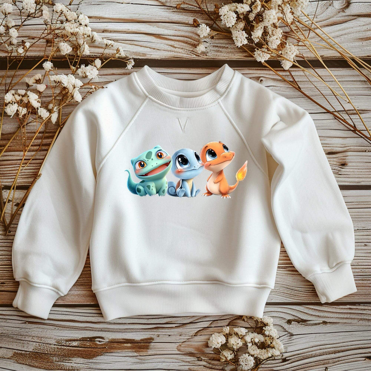 Abenteuertrio Bügelbild auf weißem Sweatshirt als DTF Transfer zum Aufbügeln für individuelle Kinderkleidung
