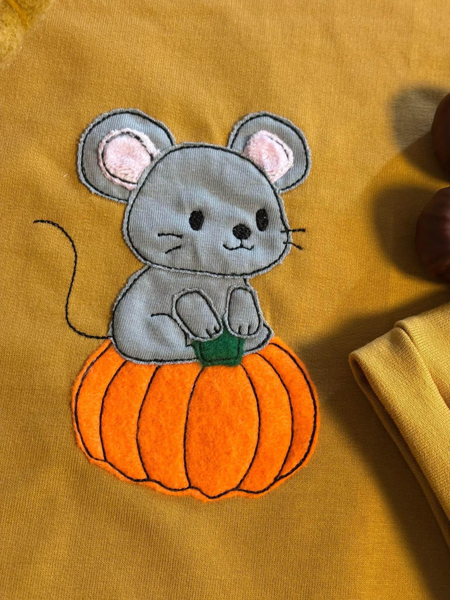 Herbstmaus Stickmuster – perfekt für Handmade Kleidung im Herbst