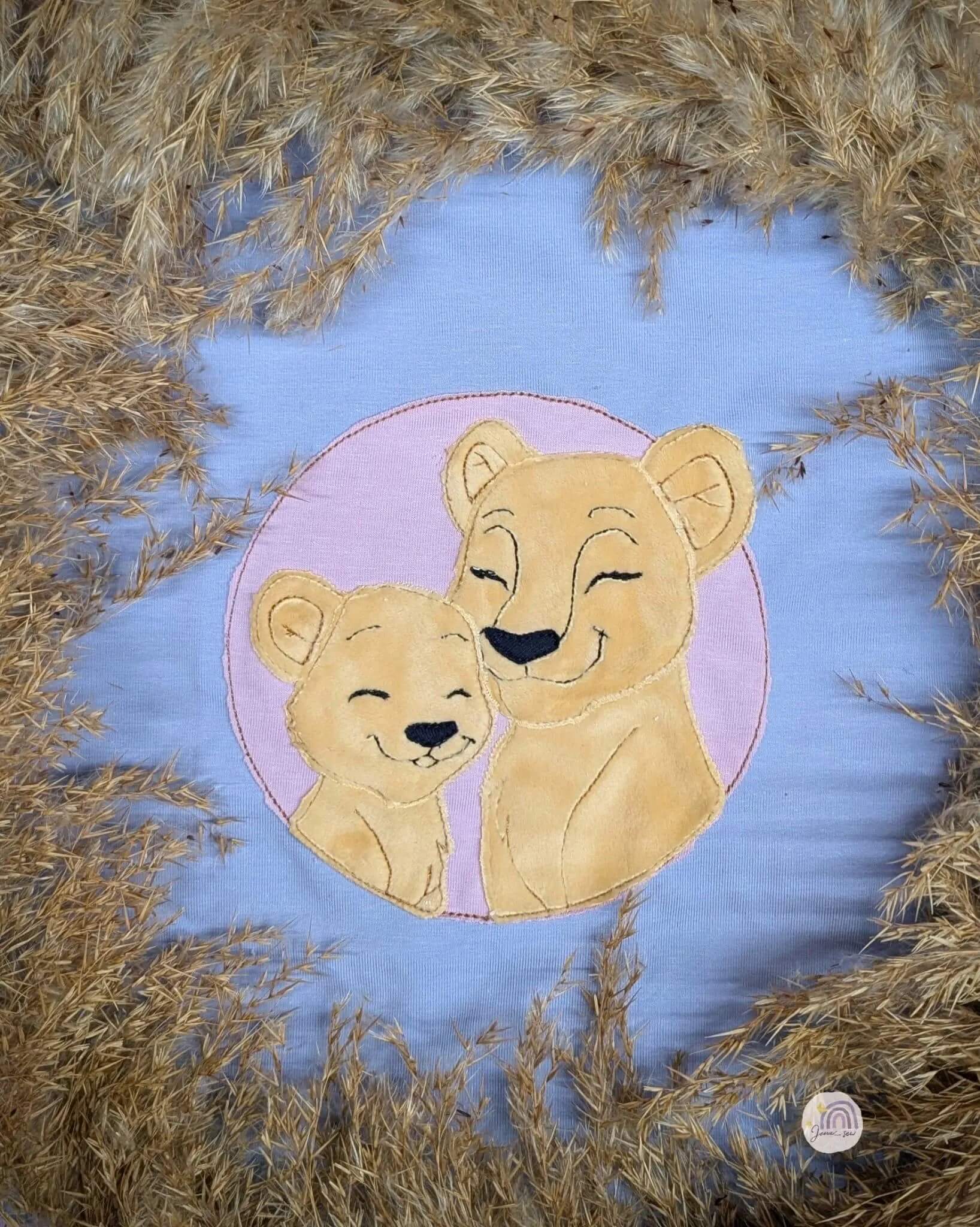 Niedliches Loewenpaar Stickmotiv – ideal fuer Kinderkleidung