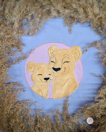 Niedliches Loewenpaar Stickmotiv – ideal fuer Kinderkleidung