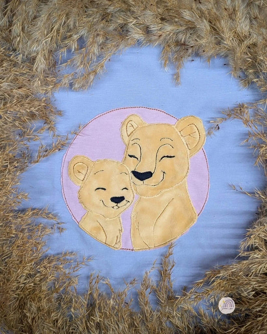 Niedliches Loewenpaar Stickmotiv – ideal fuer Kinderkleidung