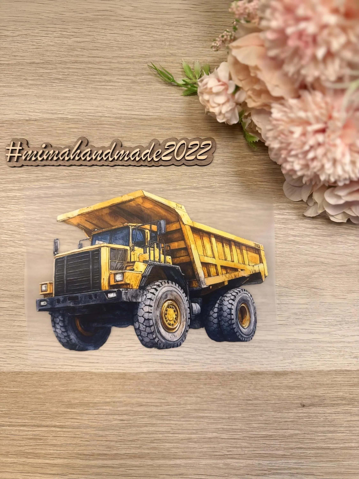 DTF Bügelsticker Baustellen-LKW auf Kinder-Sweatshirt, dekoriert mit herbstlichen Trockenblumen