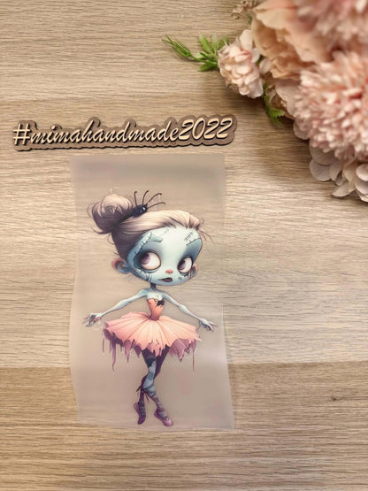 DTF Bügelsticker Zombie-Ballerina auf Kinder-Sweatshirt, dekoriert mit herbstlichen Trockenblumen