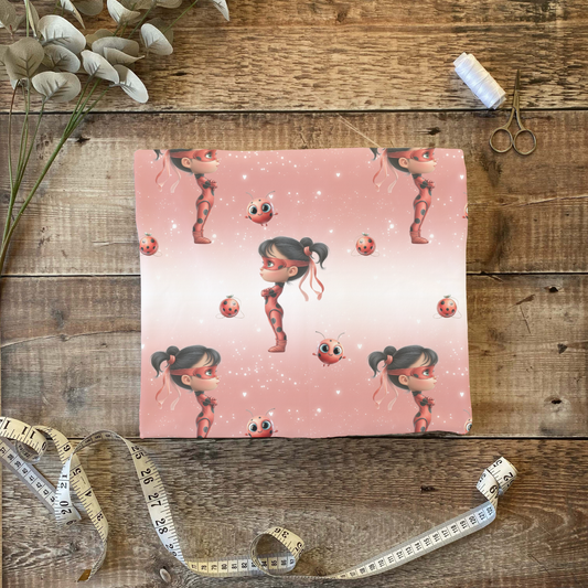 „Geheimagentin Stoff Meterware – ideal für Kinderkleidung & Superheldenmotive“