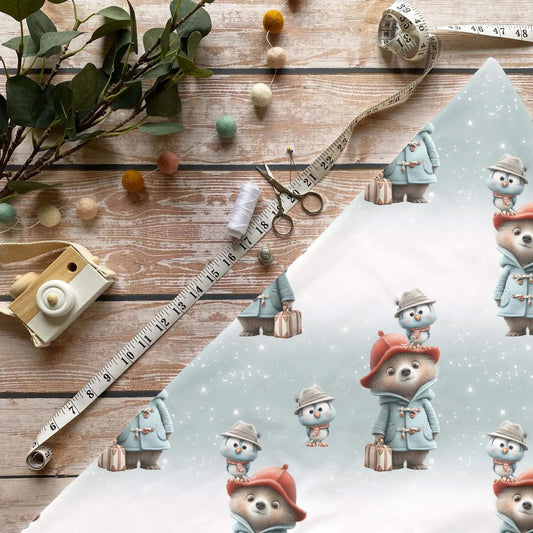 „Bär mit Regenmantel Stoff Meterware – ideal für Kinderkleidung & Wintermotive“