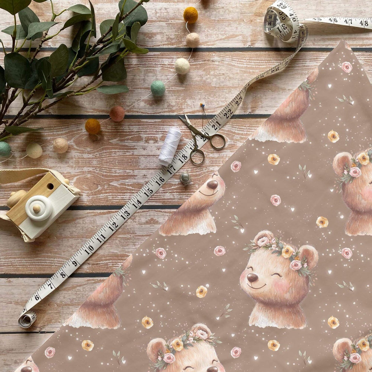 „Bär mit Blumen Stoff Meterware – ideal für Kinderkleidung & Naturmotive“
