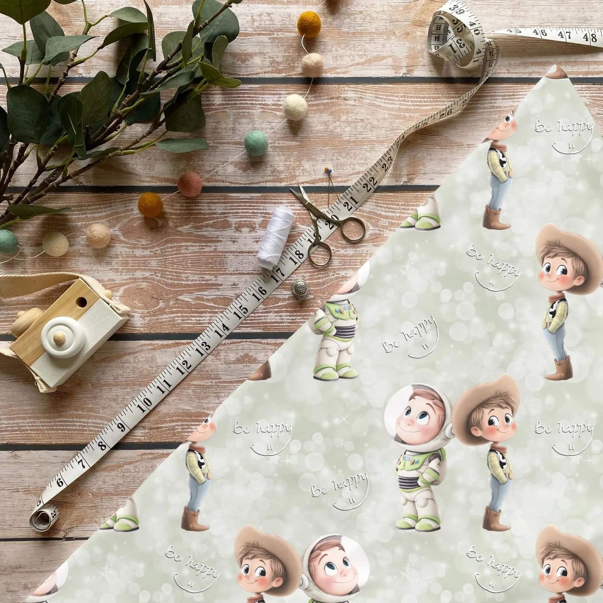 „Spielzeugfreunde Stoff Meterware – ideal für Kinderkleidung & Abenteuerdesign“