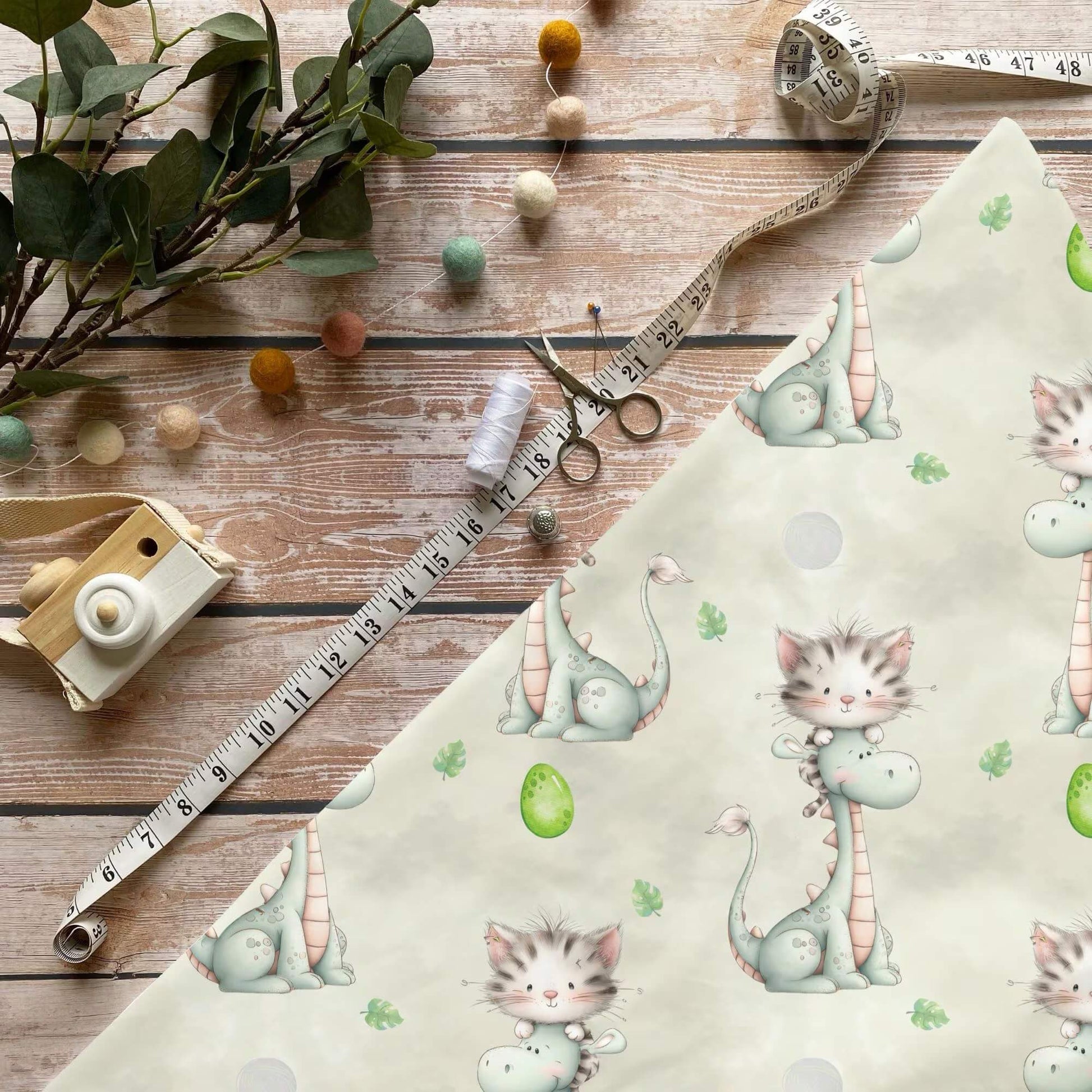 „Dino mit Katze Stoff Meterware – ideal für Kinderkleidung & Fantasieaccessoires“