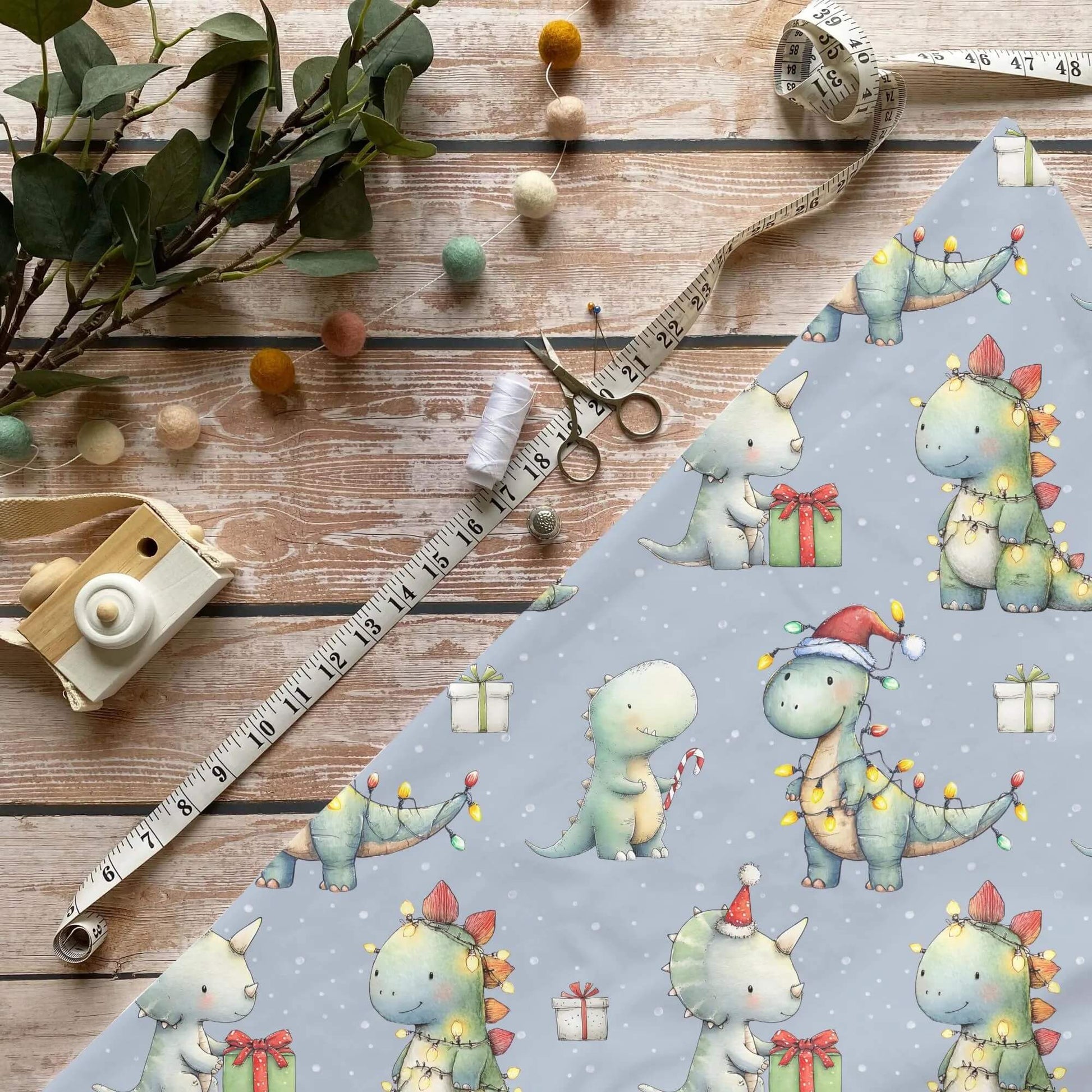 „Dino mit Lichterkette Stoff Meterware – ideal für Kinderkleidung & Weihnachtsmotive“