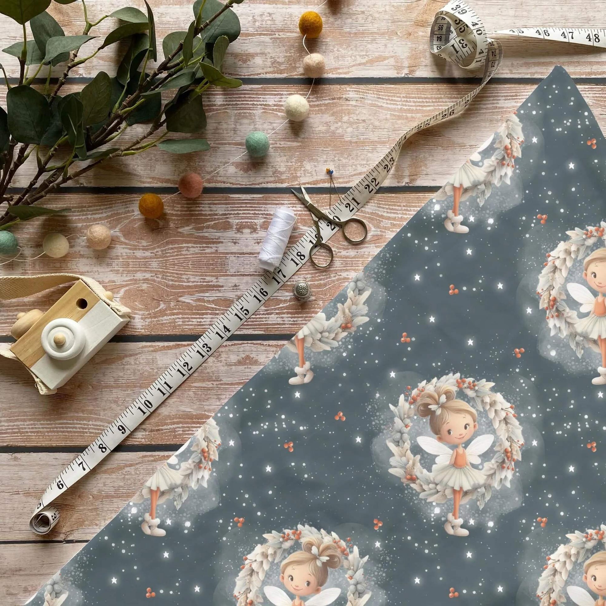 „Weihnachtsfee Stoff Meterware – ideal für Kinderkleidung & Wintermotive“