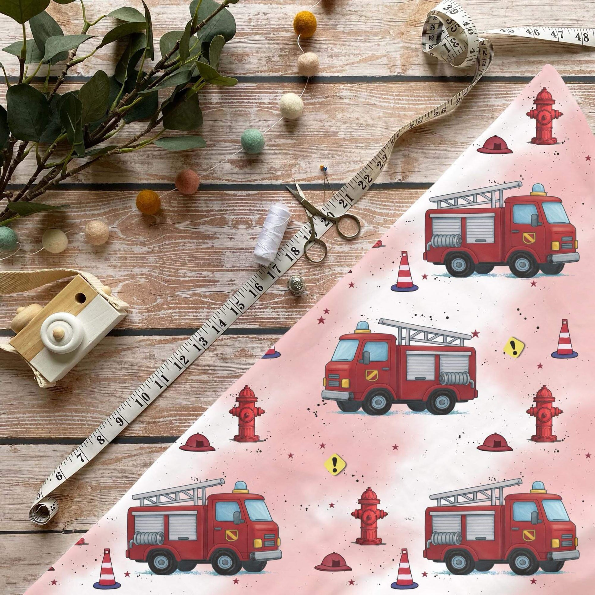 „Feuerwehr Stoff Meterware – ideal für Kinderkleidung & Einsatzmotive“